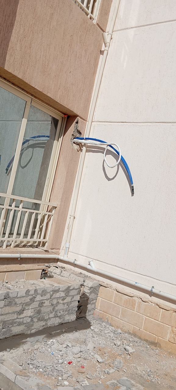 شبكة مواسير نحاس للتكييف مثبّتة ومعزولة قبل الغلق — الشورى للتكييف