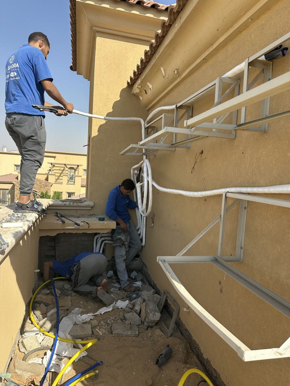 شبكة مواسير نحاس للتكييف مثبّتة ومعزولة قبل الغلق — الشورى للتكييف