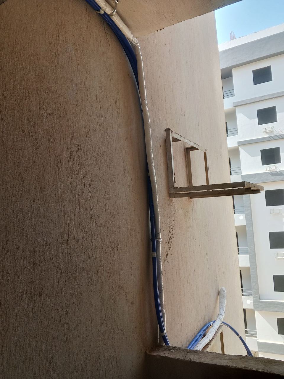 مواسير نحاس التكييف بعزل كامل وحوامل تثبيت — تنفيذ الشورى