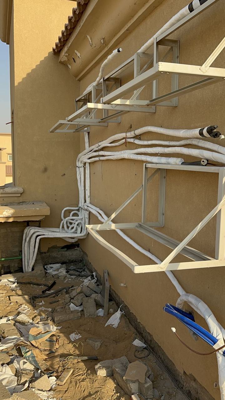شبكة مواسير نحاس للتكييف مثبّتة ومعزولة قبل الغلق — الشورى للتكييف