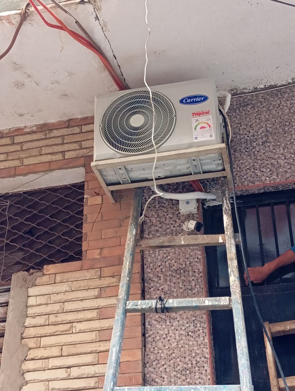 الوحدة الخارجية بعد التركيب والتوصيل والاختبار — الشورى