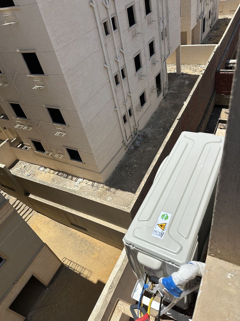 وحدة تكييف خارجية بعد التركيب — من تنفيذ فريق الشورى