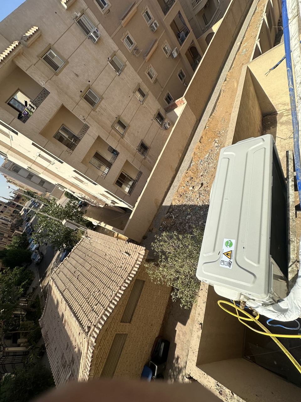 وحدة تكييف خارجية بعد التركيب — من تنفيذ فريق الشورى
