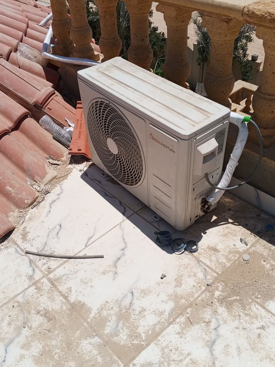 وحدات تكييف خارجية مرتّبة ومثبّتة على الحائط — الشورى للتكييف