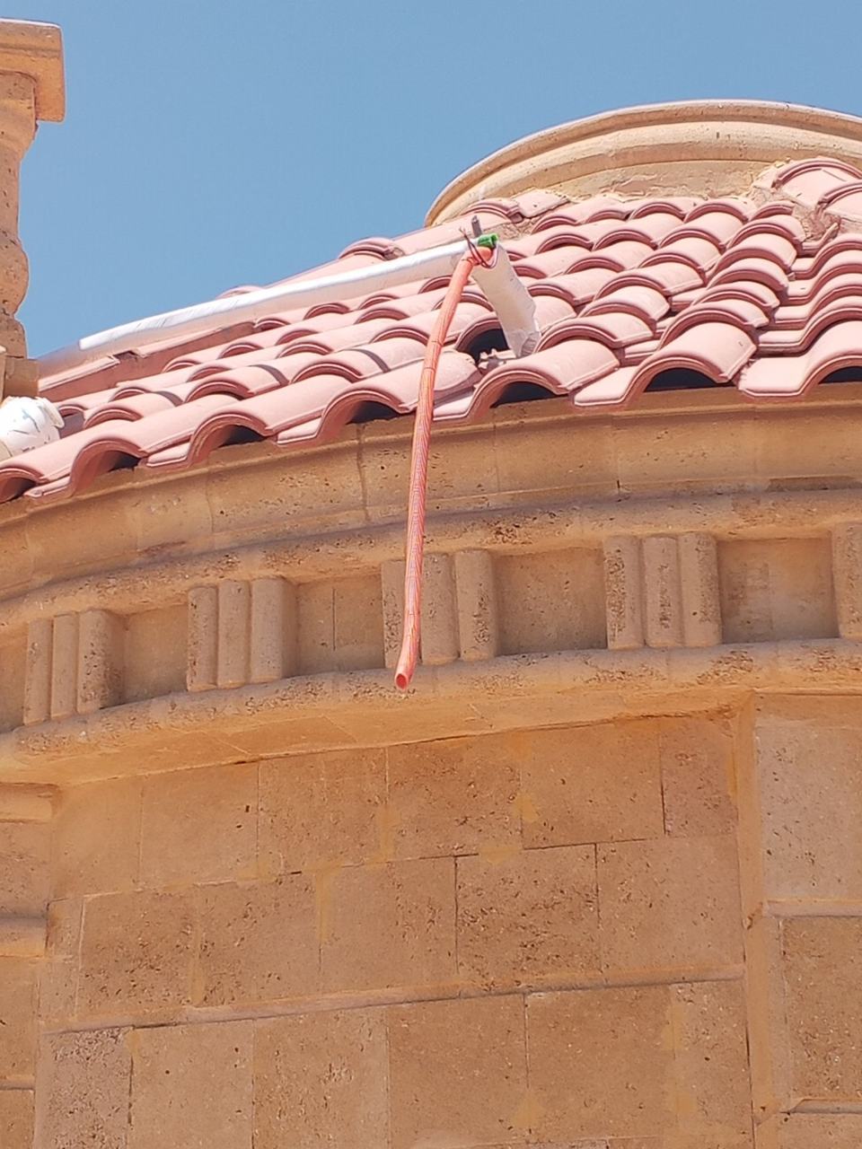 الوحدة الخارجية بعد التركيب والتوصيل والاختبار — الشورى
